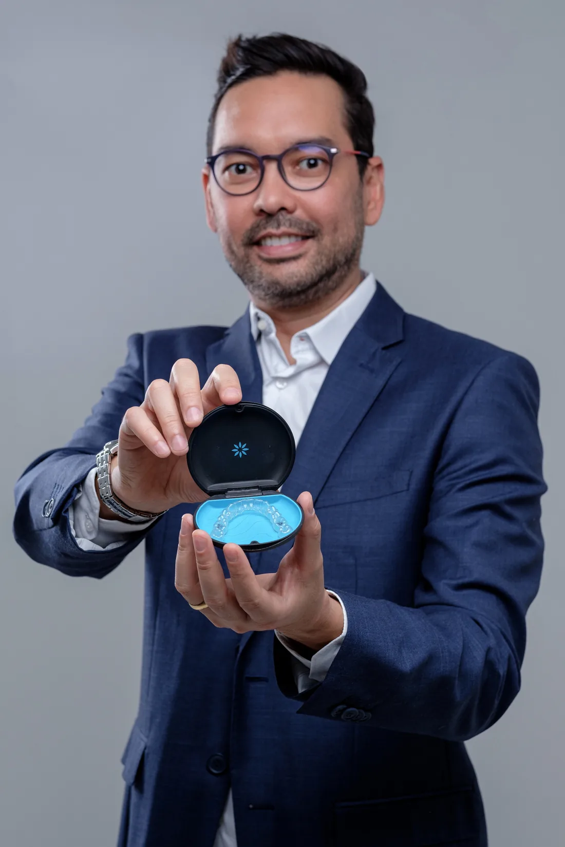 Dr. Mario Yanaguizawa com estojo Invisalign